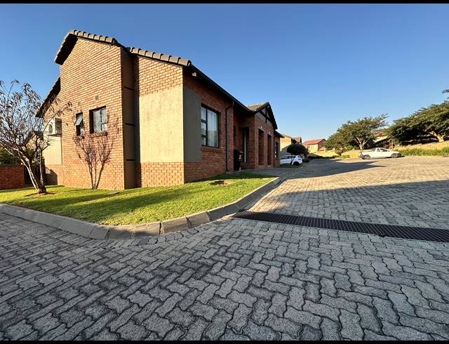 2 BEDROOM APARTMENT FOR SALE IN WILGEHEUWEL